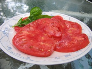 Look how large and red these tomato slices are.